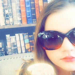 Meet your Posher, Ava